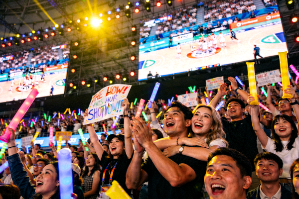 体育赛事直播现场观众欢呼场景